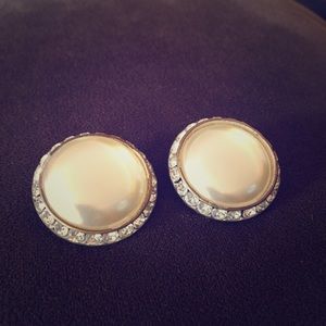 Lisner Pearl and rhinestone clip earrings 1.4”